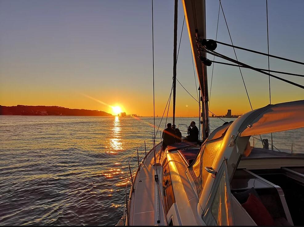 Cocktail Sunset Sailing Tour – Lisboa, Lisbon